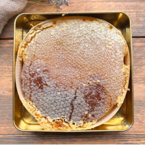 Echte bijenkorf honing van Toros, 100% bio, van Mijn winkel, weergegeven in een gouden blikje.