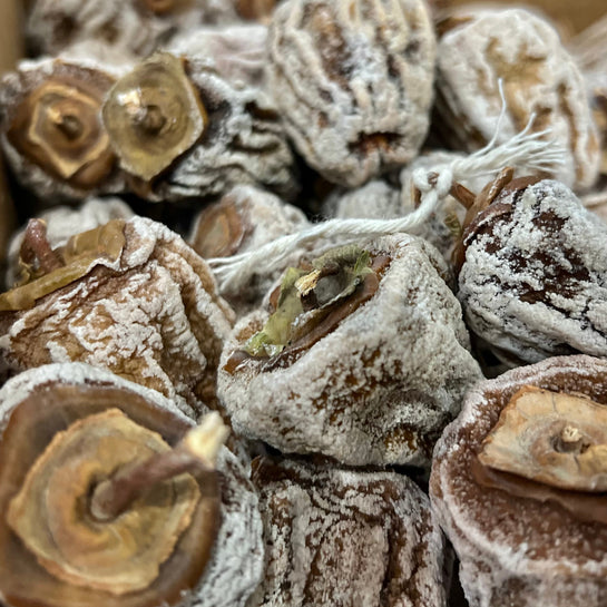 Gedroogde hele kaki van Mijn winkel. Een natuurlijke zoete snack met een chewachtige textuur, ideaal voor gezonde tussendoortjes of als toevoeging aan yoghurt, havermout en salades.