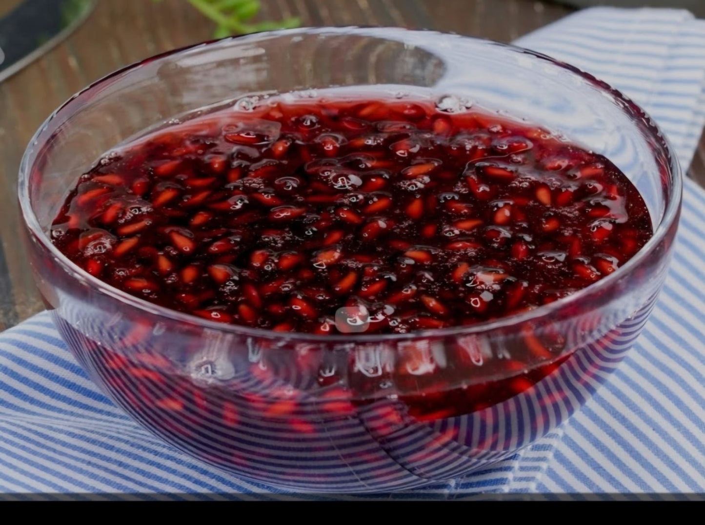 Heerlijke GranaatappelJam van Mijn winkel in een glazen kom, gevuld met sappige granaatappelpitten. Perfect voor op brood of als topping.