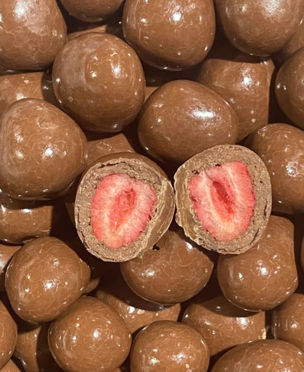 MelkChocobom Aardbei van Mijn winkel, heerlijke chocoladeballetjes met een aardbeivulling, perfect als snack.