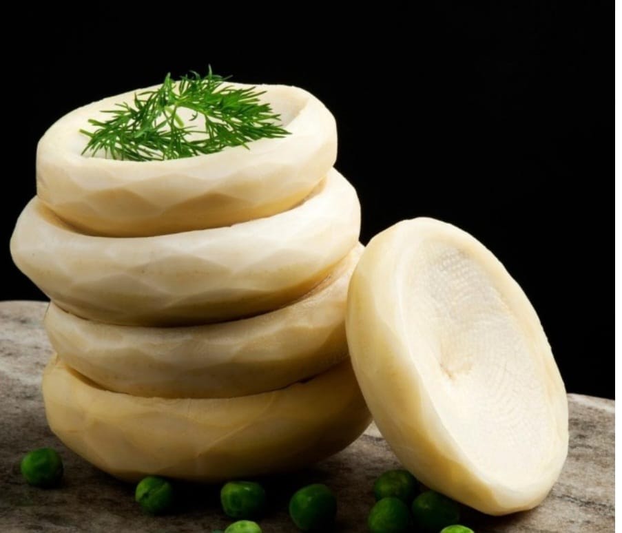 Stapel van gedroogde artisjok met een takje dille bovenop, ideaal voor soepen en salades, verkrijgbaar bij Mijn winkel.