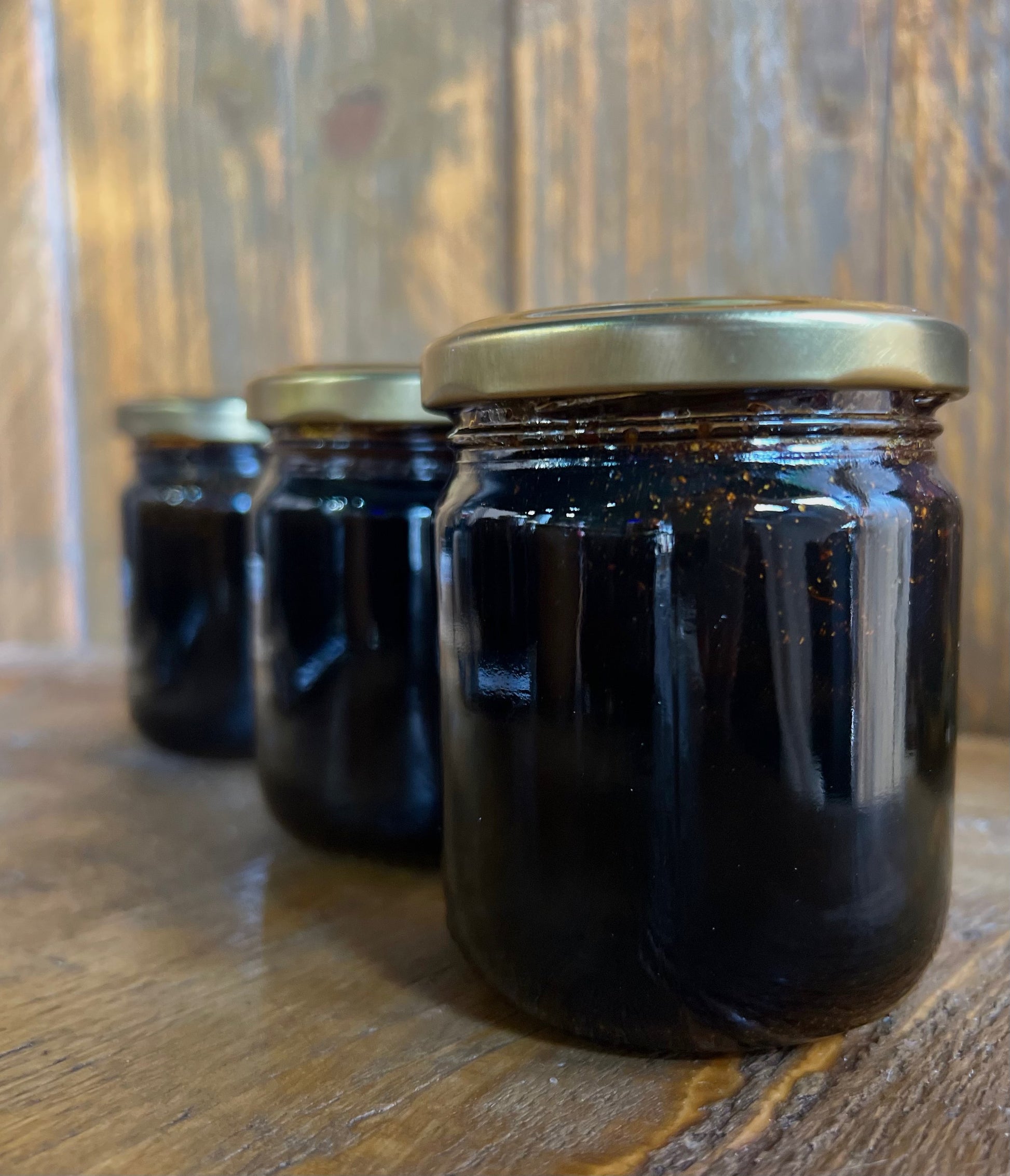 Drie glazen potten met Dennenappelpasta (Kozalak Macunu) van Mijn winkel, perfect voor een natuurlijke boost van antioxidanten en weldaad.