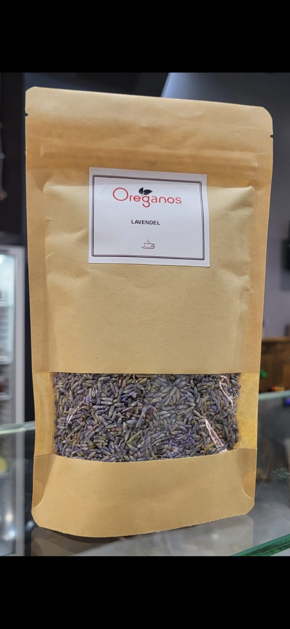 Verpakking van Lavendel Thee van Mijn winkel met gedroogde lavendelbloemen, ideaal voor spijsvertering en ontspanning.