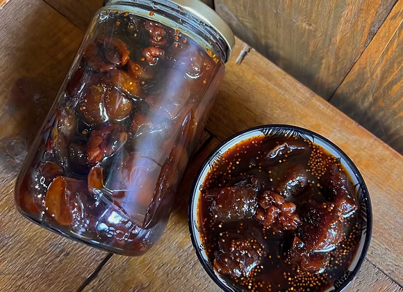 Pot en kom met Walnoten & Vijgen Jam van Mijn winkel, perfect voor op brood of als lekkernij.