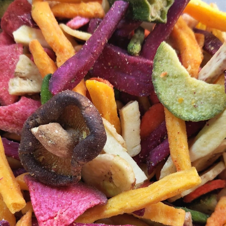 Kleurige Groente- en Fruitchips met een smakelijke mix van zoete aardappel, taro en andere groenten, perfect voor een gezonde snack.