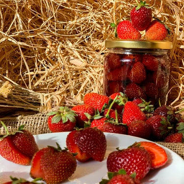 Verse biologische aardbeien met een pot biologische aardbeienjam van 750g van Mijn winkel, rijk van smaak zonder kunstmatige additieven.