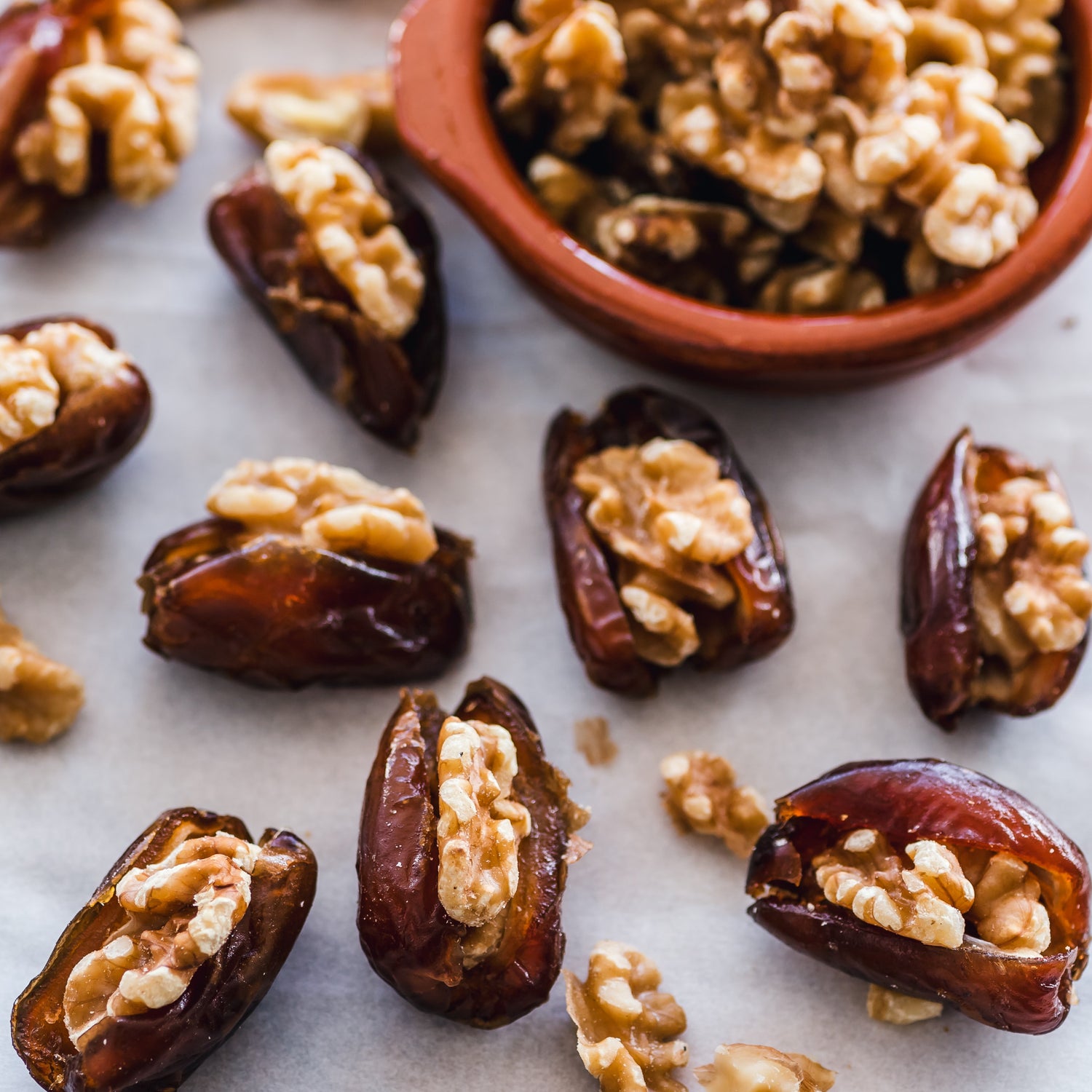 Biologische Medjoul dadels gevuld met walnoten, gezonde en voedzame snack