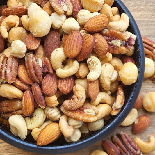 Een heerlijke notenmix gebrand en gezouten van Mijn winkel, bestaande uit diverse zorgvuldig geselecteerde noten voor een knapperige bite en perfect gezouten voor een optimale smaak. Perfect als tussendoortje!