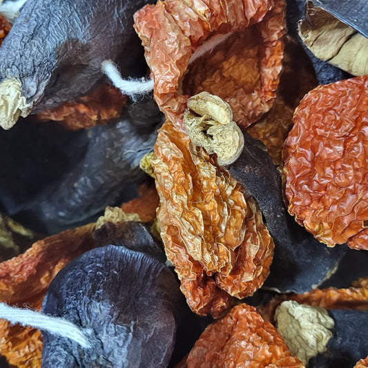 Natuurlijke mix van gedroogde paprika's en aubergines, perfect voor het bereiden van mediterrane gerechten. Verkrijgbaar bij Mijn winkel - Gedroogde Paprika & Aubergine mix.