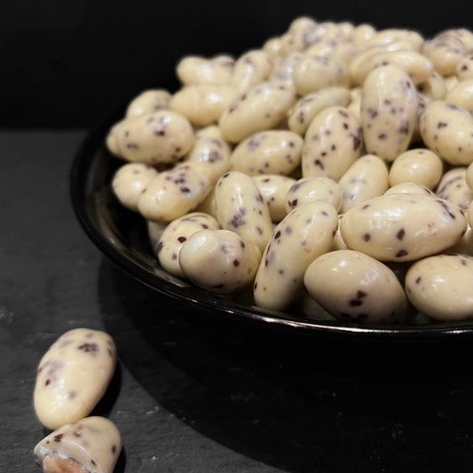 Schaal gevuld met Choco Amandel Straciatella van Mijn winkel, heerlijke amandelen bedekt met pure chocolade en witte chocoladestukjes.