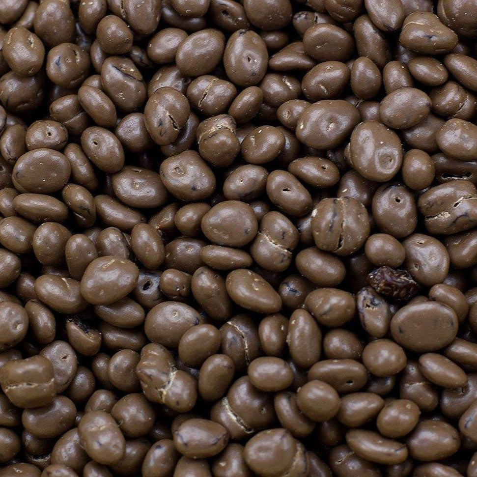 Close-up van chocoladebedekte rozijnen van de Mijn winkel, een heerlijke mix van zoete rozijnen omhuld in melkchocolade.