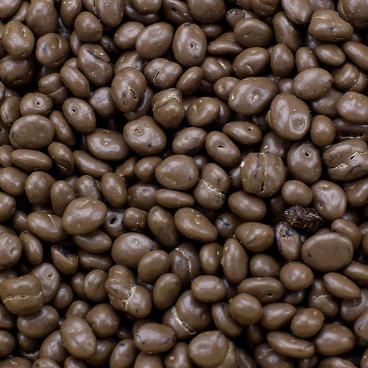 Close-up van chocoladebedekte rozijnen van de Mijn winkel, een heerlijke mix van zoete rozijnen omhuld in melkchocolade.