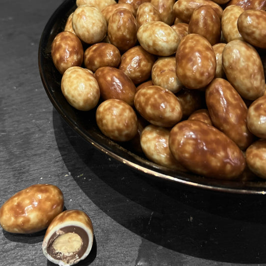 Choco Amandel Tiramisu van Mijn winkel, een schaal met krokante amandelen omhuld met romige melkchocolade en een hint van tiramisu.