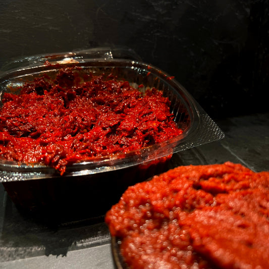 Verse Biber Salçası Antep (Peperpasta) in verpakking van Mijn winkel, rijk van kleur en textuur, perfect voor het toevoegen van diepte aan gerechten.