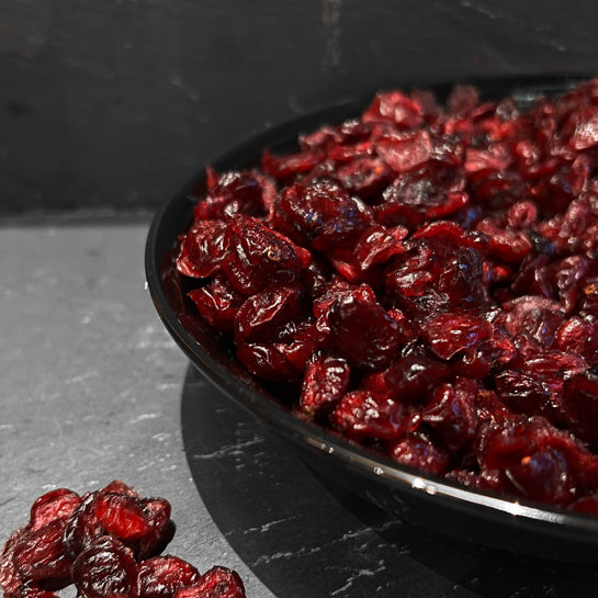 Lekkere gedroogde cranberry's in een zwarte schaal van Mijn winkel, ideaal voor snacks en bakrecepten.