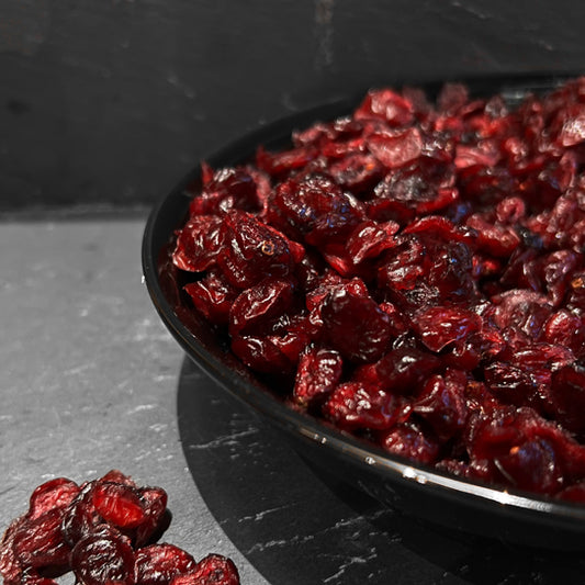 Lekkere gedroogde cranberry's in een zwarte schaal van Mijn winkel, ideaal voor snacks en bakrecepten.