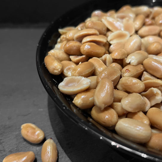 Een schaal met Pinda Blank Gezouten van Mijn winkel, vol met noten voor een lekkere snack. Perfect voor borrelhapjes!