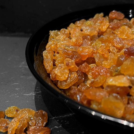 Zoete gele rozijnen van Mijn winkel in een zwarte schaal, ideaal voor snacks of als toevoeging aan gerechten, Rozijnen Geel.
