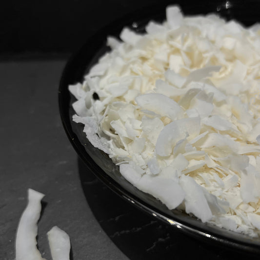 Een prachtig zwartgerei met Kokosschaafsel van Mijn winkel. De schijfjes kokosnoot zijn fijn en ideaal voor gebruiken in verschillende recepten.
