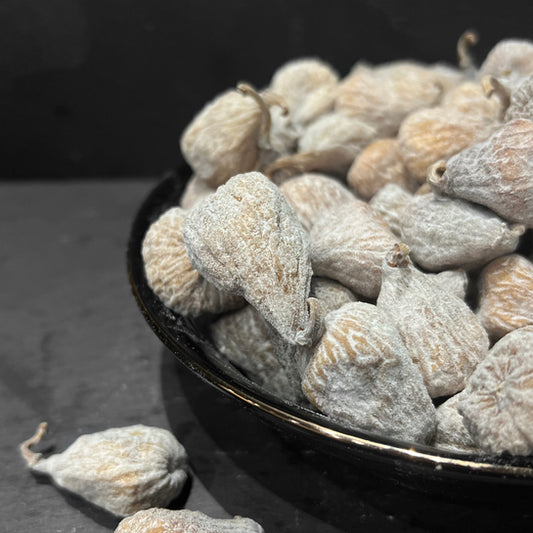 Verse gedroogde Spaanse vijgen in een zwarte kom, perfect voor een gezonde snack van de winkel 'Mijn winkel'.