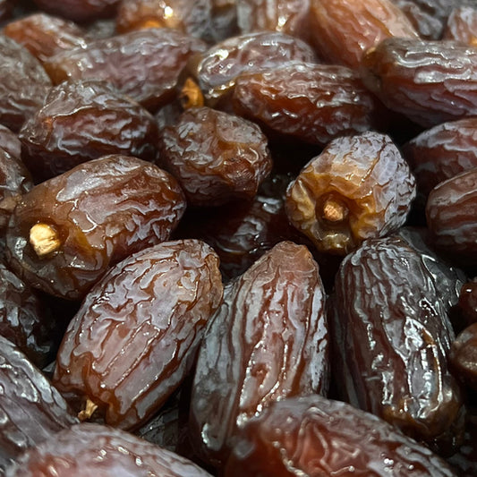 Een close-up afbeelding van gezonde Madjoul Dadels van Mijn winkel, die rijk zijn aan natuurlijke zoetheid en vitamines, perfect voor een snack.