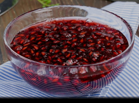 Heerlijke GranaatappelJam van Mijn winkel in een glazen kom, gevuld met sappige granaatappelpitten. Perfect voor op brood of als topping.
