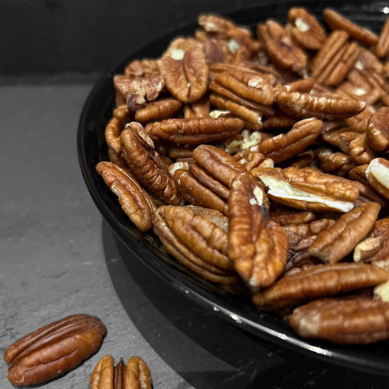 Een schaal vol met pure, onbewerkte pecannoten van Mijn winkel, een heerlijke snack die perfect is voor ontbijt of in bakrecepten. Pecan Naturel, rijk van smaak.