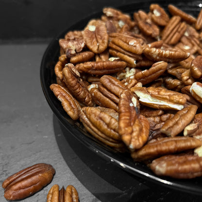 Een schaal vol met pure, onbewerkte pecannoten van Mijn winkel, een heerlijke snack die perfect is voor ontbijt of in bakrecepten. Pecan Naturel, rijk van smaak.