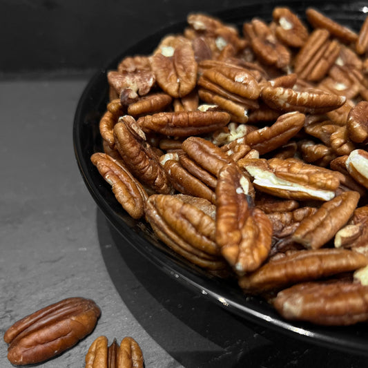 Een schaal vol met pure, onbewerkte pecannoten van Mijn winkel, een heerlijke snack die perfect is voor ontbijt of in bakrecepten. Pecan Naturel, rijk van smaak.