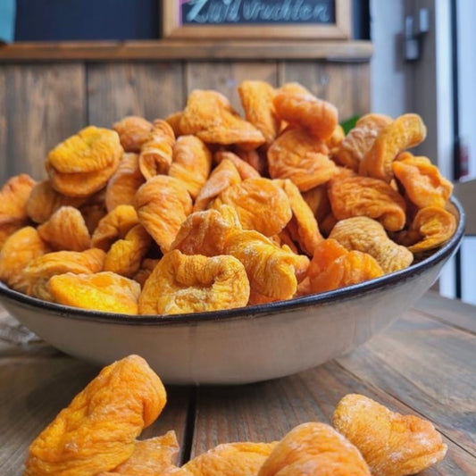 Een kom vol met gedroogde perziken van Mijn winkel, intens fruitig en natuurlijk zoet, perfect voor een gezonde snack.