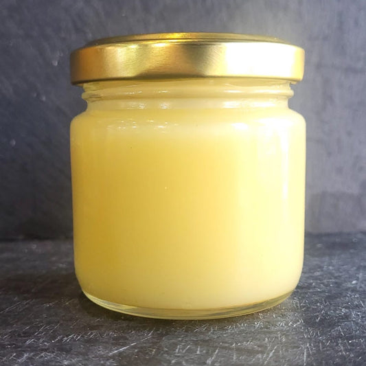 Kuyruk yagi kremi van Mijn winkel in een glazen pot met gouden deksel, perfect voor natuurlijke genezing en verzorging.