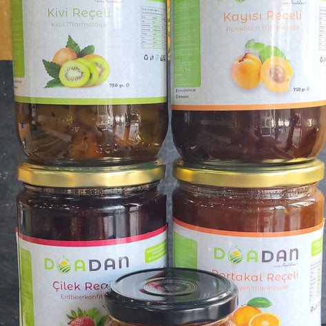 Actiepakket Jams van Mijn winkel met handgemaakte jams: kiwi, aardbei, abrikoos en sinaasappel in kleurrijke potten.