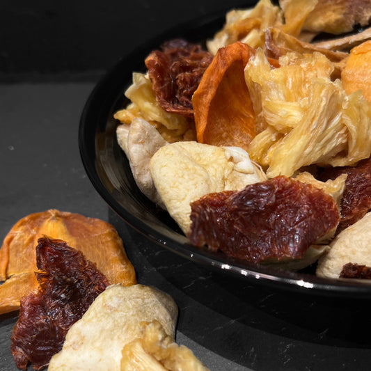 Een overvloed aan verschillende gedroogde vruchten in een zwarte kom, perfect voor een smakelijke snack of als ingrediënt in ontbijtgerechten. Gemaakt door Mijn winkel, onderdeel van Fruitmix Gold.