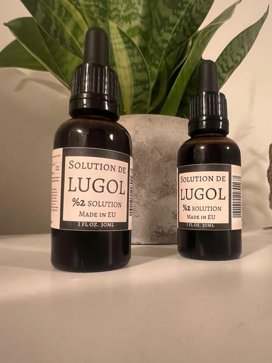 Twee flessen Lugol’s Jodium 2% van Mijn winkel, met duidelijke etiketten en een elegante uitstraling, ideaal voor nauwkeurig gebruik en veelzijdige toepassingen.