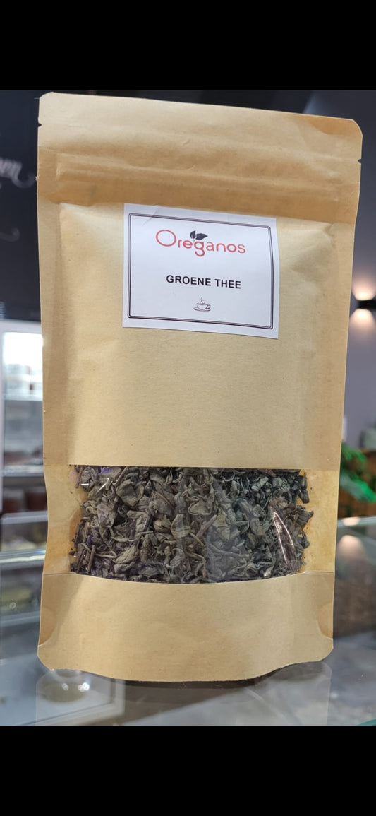Een zakje groene thee van Mijn winkel met de naam Oreganos erop. Deze thee staat bekend om zijn gezondheidsvoordelen zoals het bevorderen van een gezonde huid en het helpen bij gewichtsverlies.