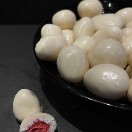 Chocobom Aardbei van Mijn winkel - Romige witte chocolade met een hart van sappige aardbeien op een zwarte schaal