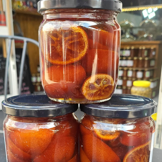 Drie potten handgemaakte mandarijnen jam van Mijn winkel, gevuld met sappige schijfjes mandarijn en rijk van smaak.