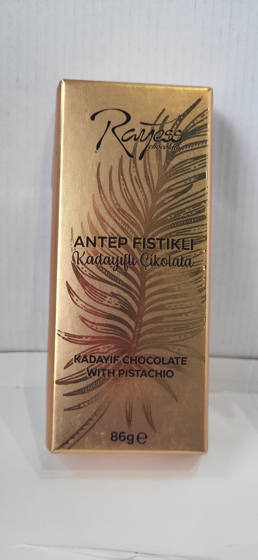 Verpakking van kadayıf chocolade met pistache van Mijn winkel, getiteld Dubai Chocolade, in een stijlvolle gouden doos van 86 gram.