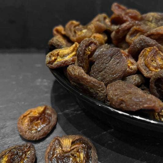 Een kom met gedroogde zure abrikozen van Mijn winkel, perfect als gezonde snack.