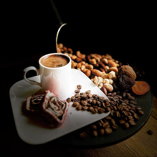 Geniet van een heerlijke kop Turkse koffie vers gemalen van Mijn winkel, omringd door koffiebonen en lekkernijen op een bord.