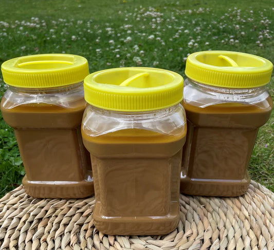 Drie potten Tahini Dubbel Geroosterd van Mijn winkel met een rijke, nootachtige smaak op een natuurlijke achtergrond.