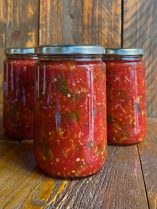 Drie glazen potten met Hete Saus (Aci Sos) van Mijn winkel, vol met pittige rode saus gemaakt van verse pepers, ideaal voor een smaakvolle toevoeging aan gerechten.