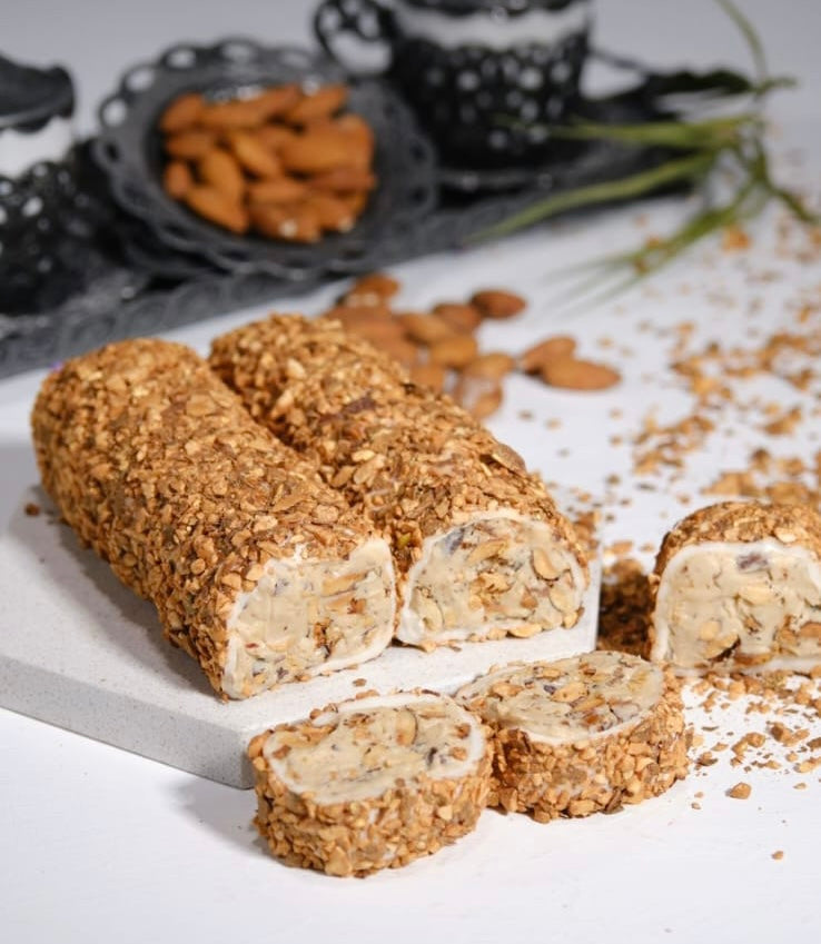 Turks Fruit Amandel van Mijn winkel, met een vulling van amandelpasta en omringd door amandelen, mooi gepresenteerd op een witte achtergrond.