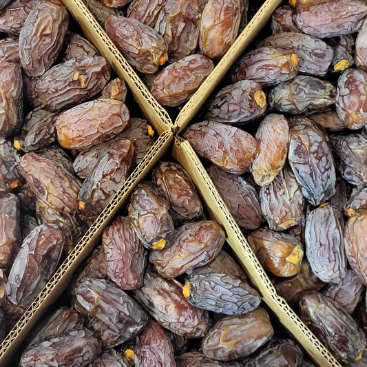 Een close-up afbeelding van natuurlijke, zoete Jordaanse Medjoul Dadels van Mijn winkel, gepresenteerd in kartonnen dozen. Perfect voor een gezonde snack!