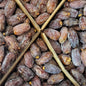 Een close-up afbeelding van natuurlijke, zoete Jordaanse Medjoul Dadels van Mijn winkel, gepresenteerd in kartonnen dozen. Perfect voor een gezonde snack!
