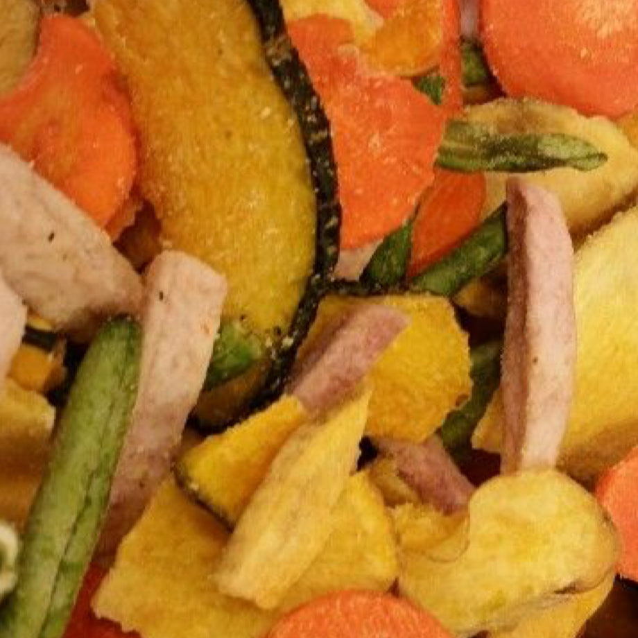Kleurige groentechips van zoete aardappel, kalebas, taro, wortel en sperzieboontjes. Perfect als gezonde snack met minder zout en vet.