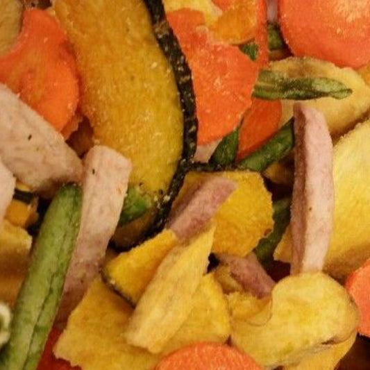 Kleurige groentechips van zoete aardappel, kalebas, taro, wortel en sperzieboontjes. Perfect als gezonde snack met minder zout en vet.