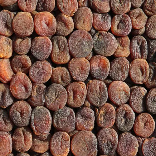 Een close-up van ongezwavelde gedroogde abrikozen, een gezonde snack van Mijn winkel, perfect voor tussendoor of als ingredient in gerechten.