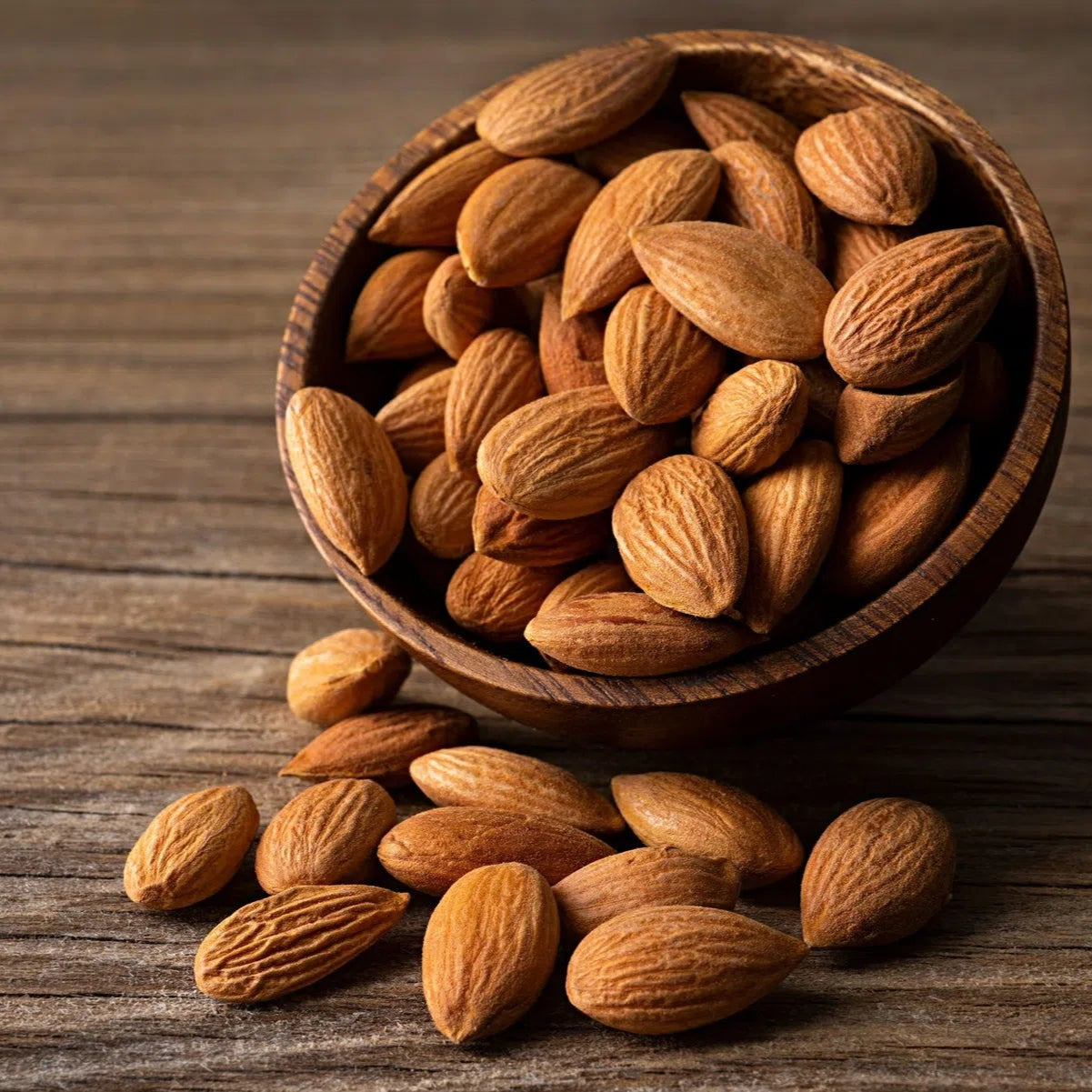 Amandel Naturel in een houten kom, 100% natuurlijk en ongezouten, van Mijn winkel. Perfect voor een gezonde snack vol vezels en eiwitten.