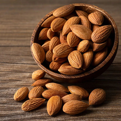 Amandel Naturel in een houten kom, 100% natuurlijk en ongezouten, van Mijn winkel. Perfect voor een gezonde snack vol vezels en eiwitten.